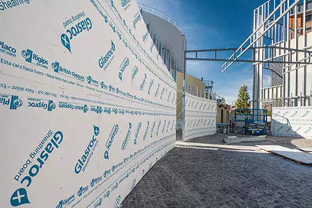Vindskyddsskivan Glasroc X Storm tillverkas på Gyproc i Bålsta