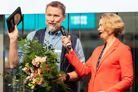 Thomas Viktorsson, kategorichef på Gyproc, mottog guldmedaljen på Nordbygg Live-scenen.