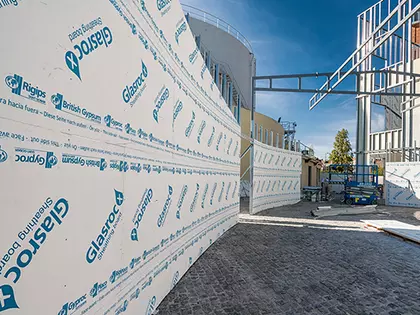 Vindskyddsskivan Glasroc X Storm tillverkas på Gyproc i Bålsta