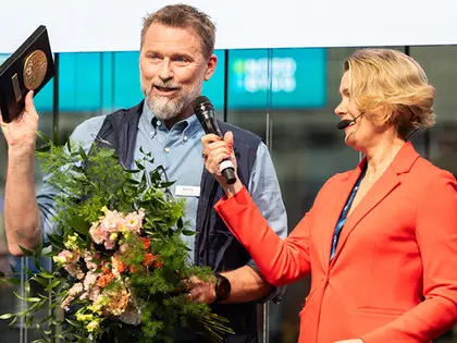 Thomas Viktorsson, kategorichef på Gyproc, mottog guldmedaljen på Nordbygg Live-scenen.