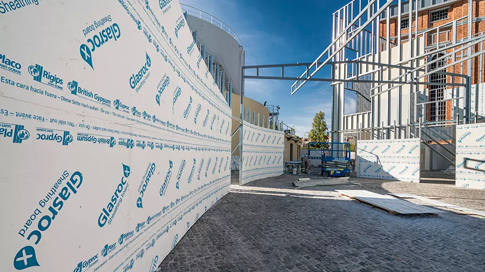 Vindskyddsskivan Glasroc X Storm tillverkas på Gyproc i Bålsta