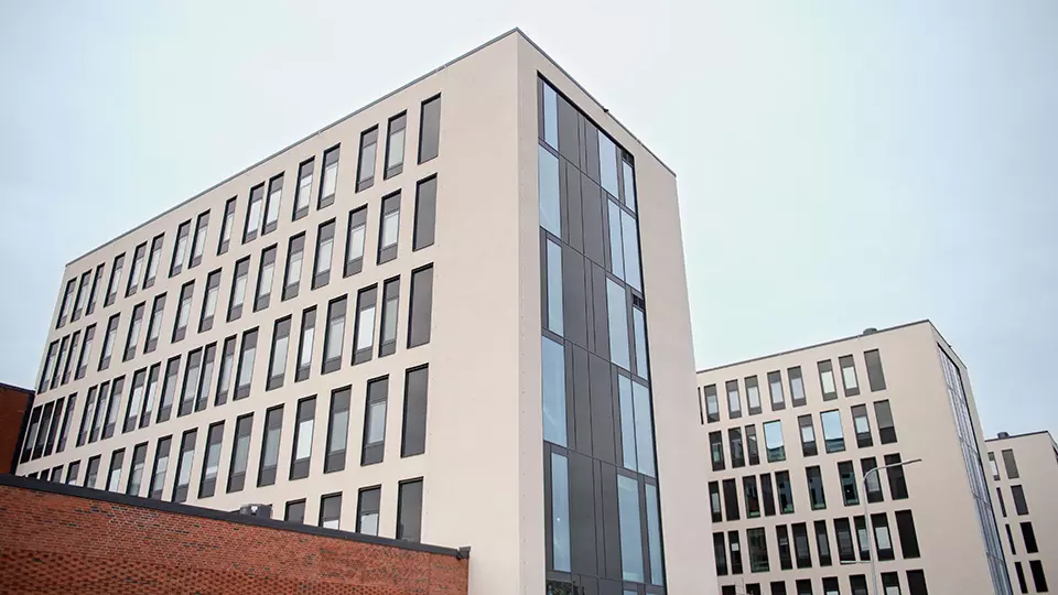 Lättviktsskivan ErgoLite klär väggarna på Universitetssjukhuset i Örebro