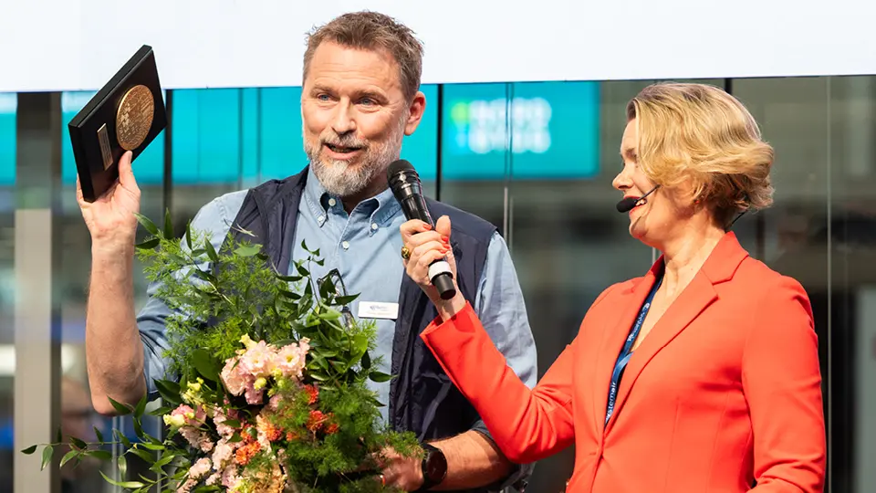 Thomas Viktorsson, kategorichef på Gyproc, mottog guldmedaljen på Nordbygg Live-scenen.